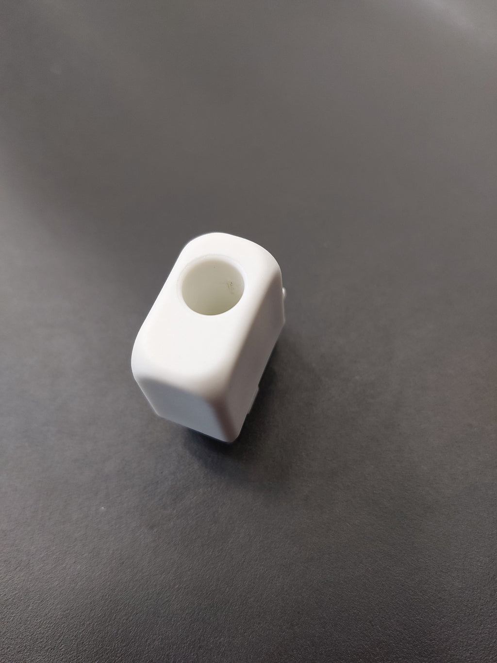 End cap on telescopic shaft for end of spoke, long version, fixation with screw, (since 2018), glass fibre reinvorced plastic, white, for frame in RAL 9010, 30 x 15 mm, length 32 mm, for SCHATTELLO.