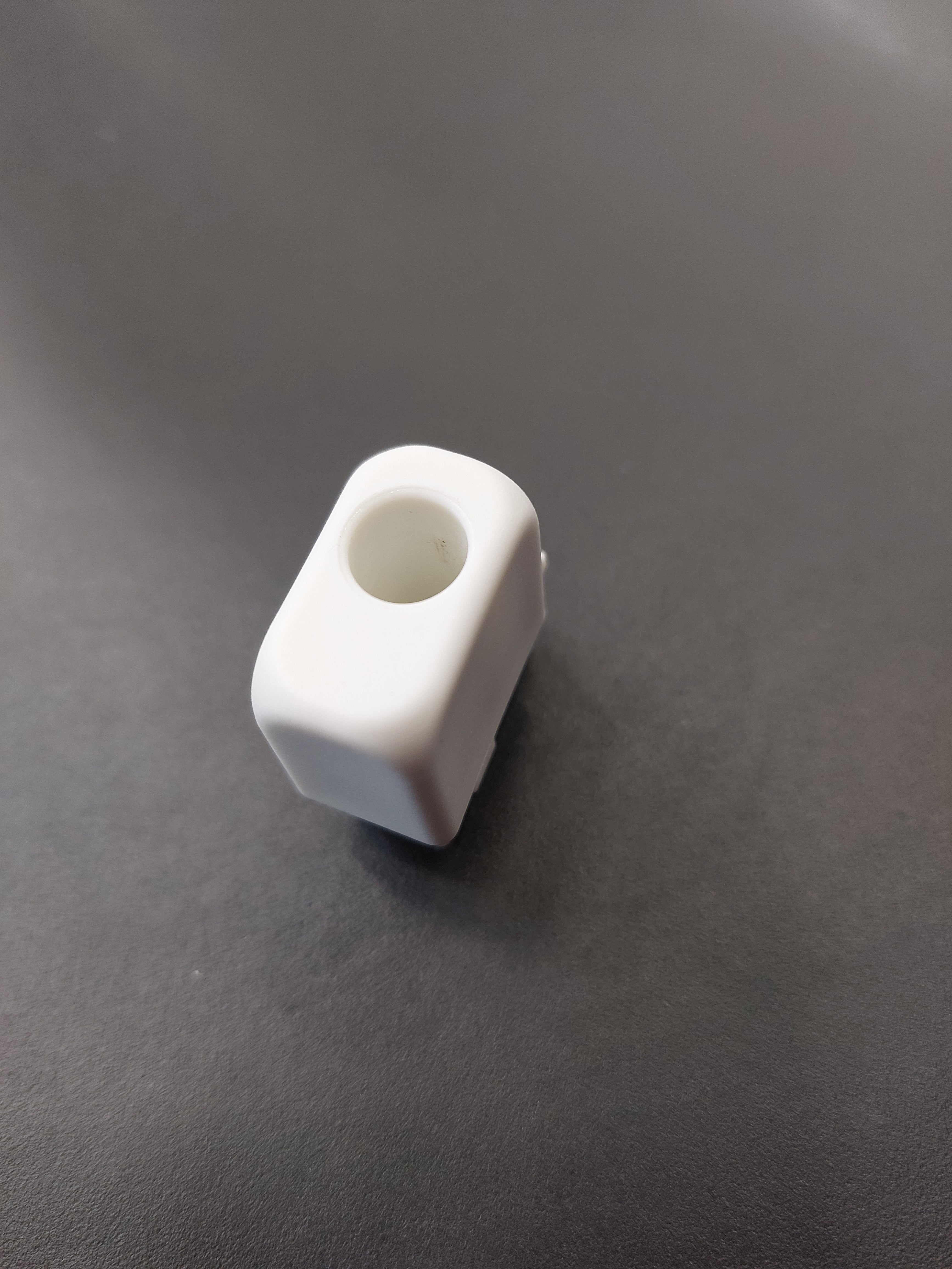 End cap on telescopic shaft for end of spoke, long version, fixation with screw, (since 2018), glass fibre reinvorced plastic, white, for frame in RAL 9010, 30 x 15 mm, length 32 mm, for SCHATTELLO.