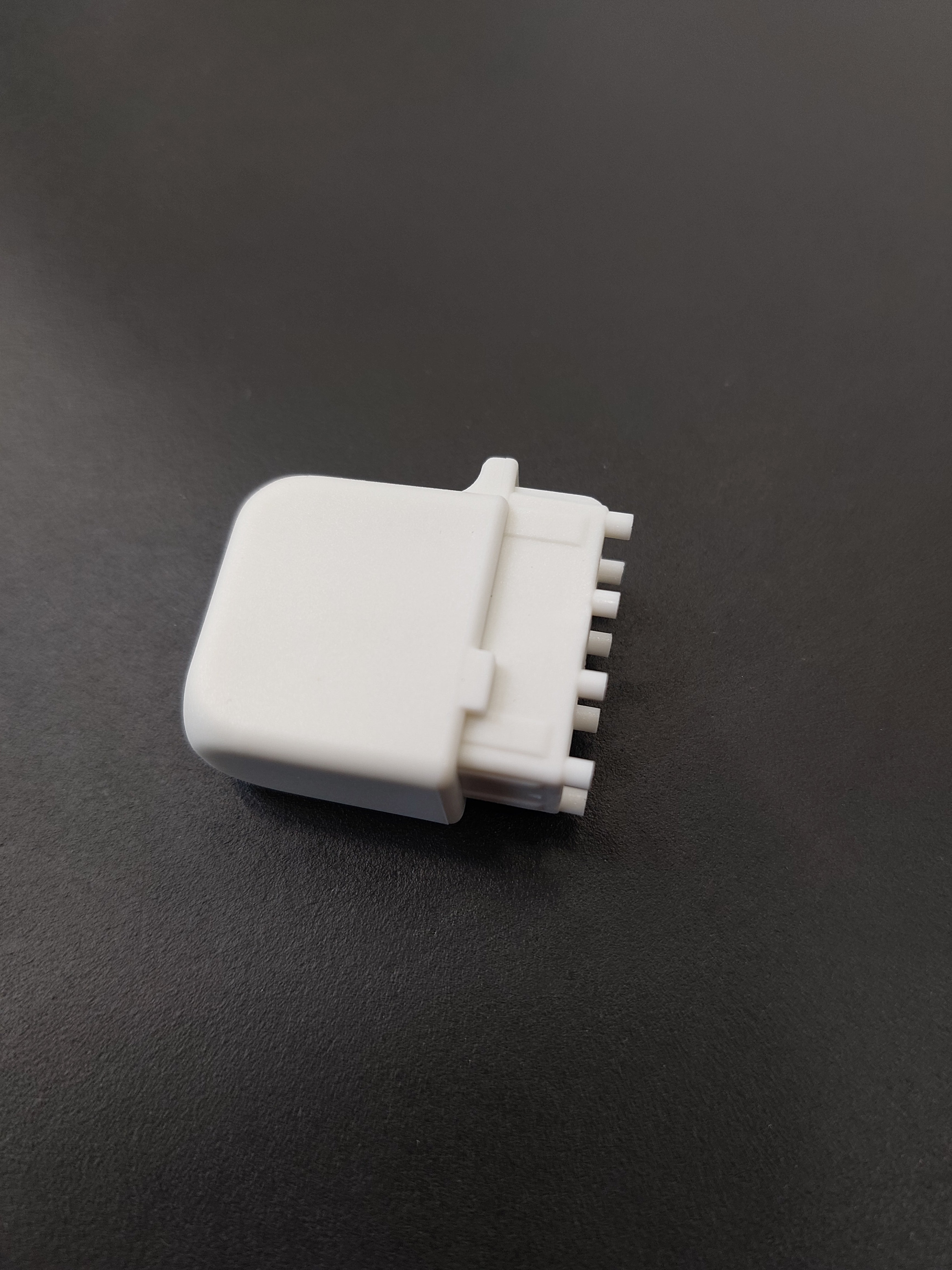 End cap on telescopic shaft for end of spoke, long version, fixation with screw, (since 2018), glass fibre reinvorced plastic, white, for frame in RAL 9010, 30 x 15 mm, length 32 mm, for SCHATTELLO.