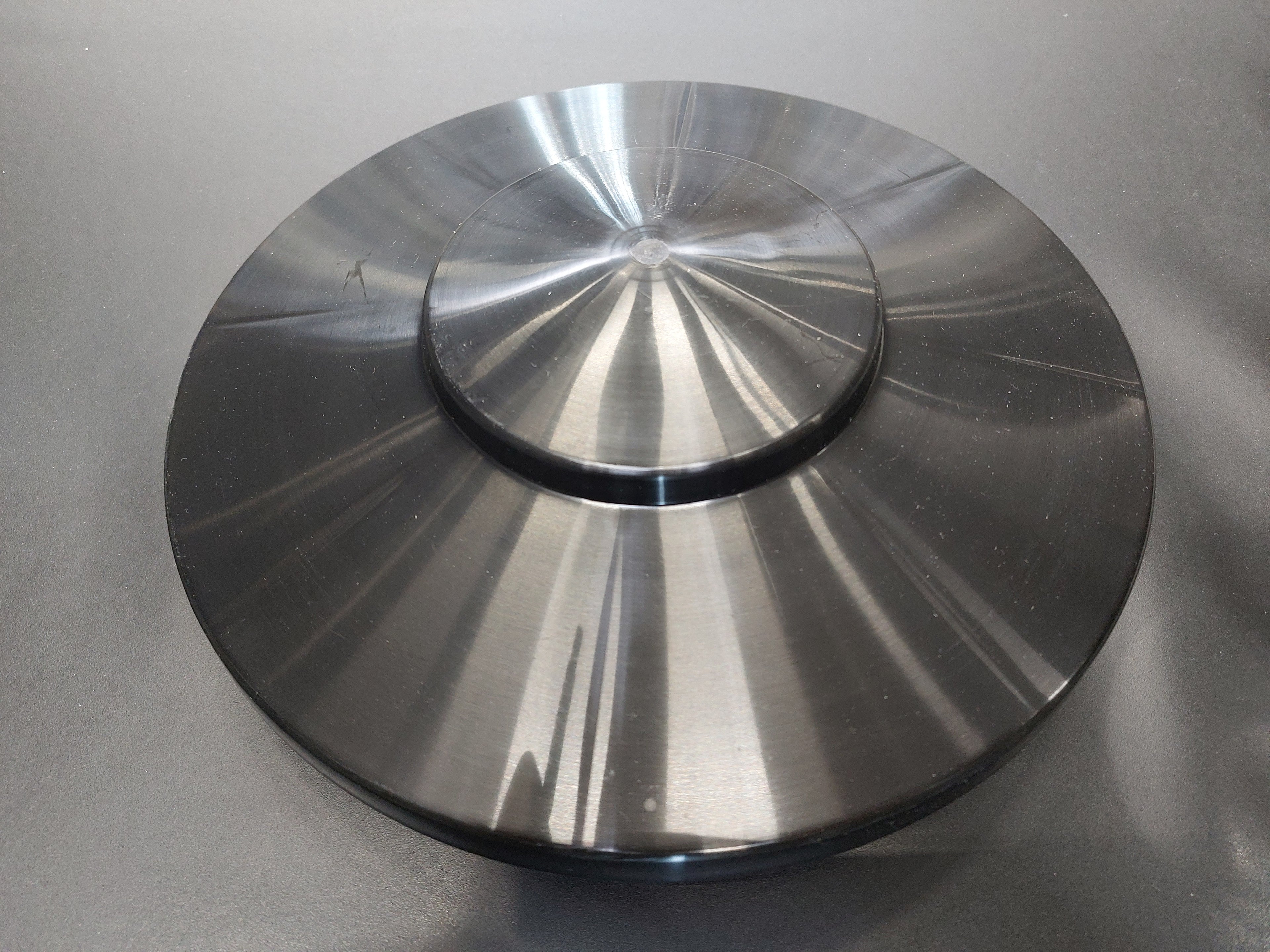 Top cap, for frame in RAL 8019 and 7016, (since 2009), colour black, made of flexible plastic with moulded-in M10-screw which is undetachable, outer Ø 280 mm.