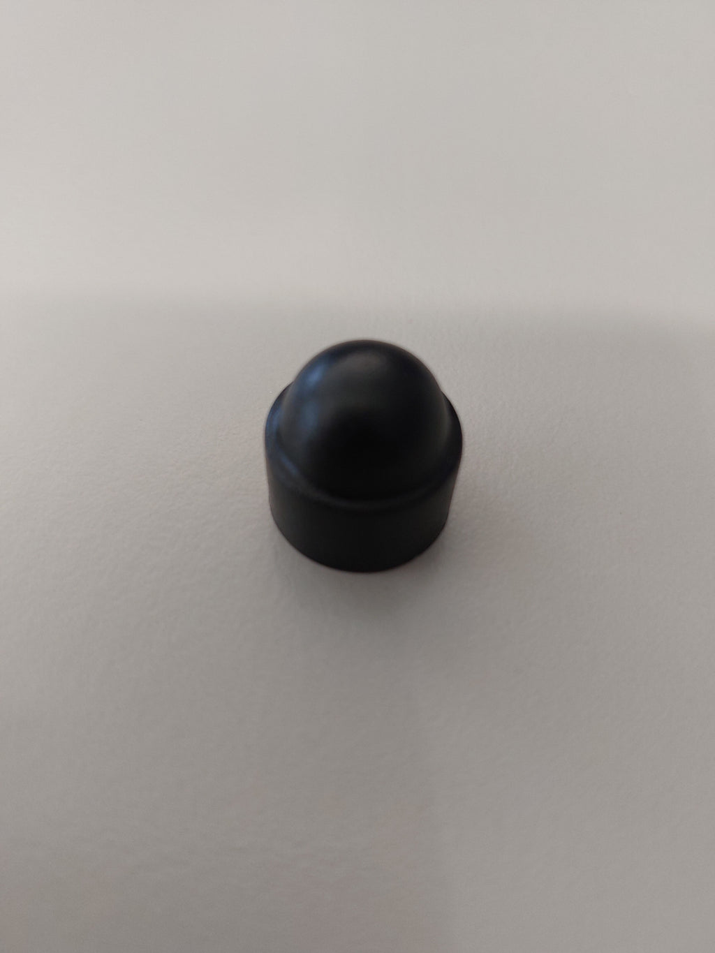 Cover cap for M10 hex nut, thick-walled version, fits for frame in RAL 8019 and 7016, (since approx. 2013), plastic black, outer ø 23 mm, length 18 mm.