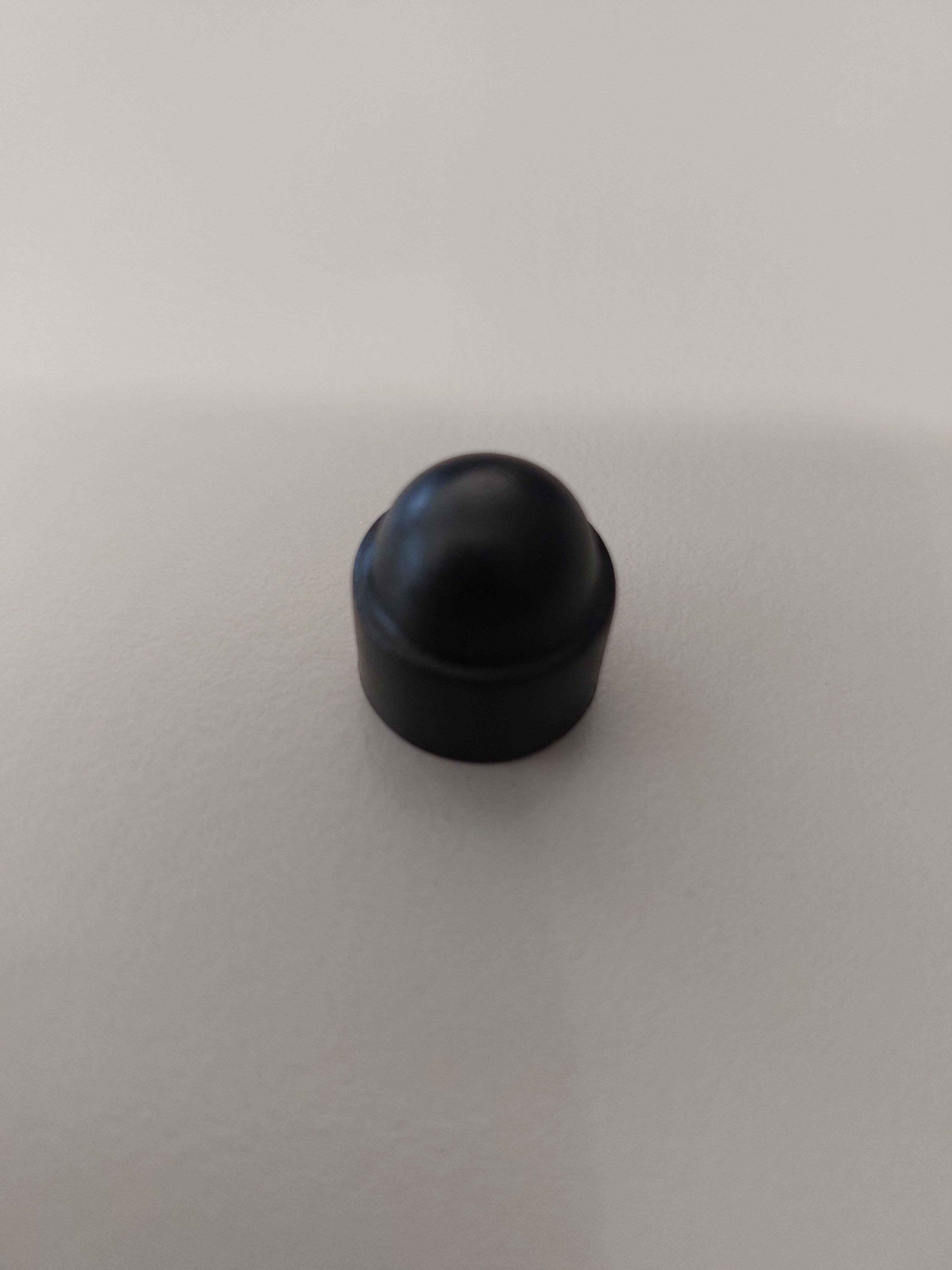 Cover cap for M10 hex nut, thick-walled version, fits for frame in RAL 8019 and 7016, (since approx. 2013), plastic black, outer ø 23 mm, length 18 mm.
