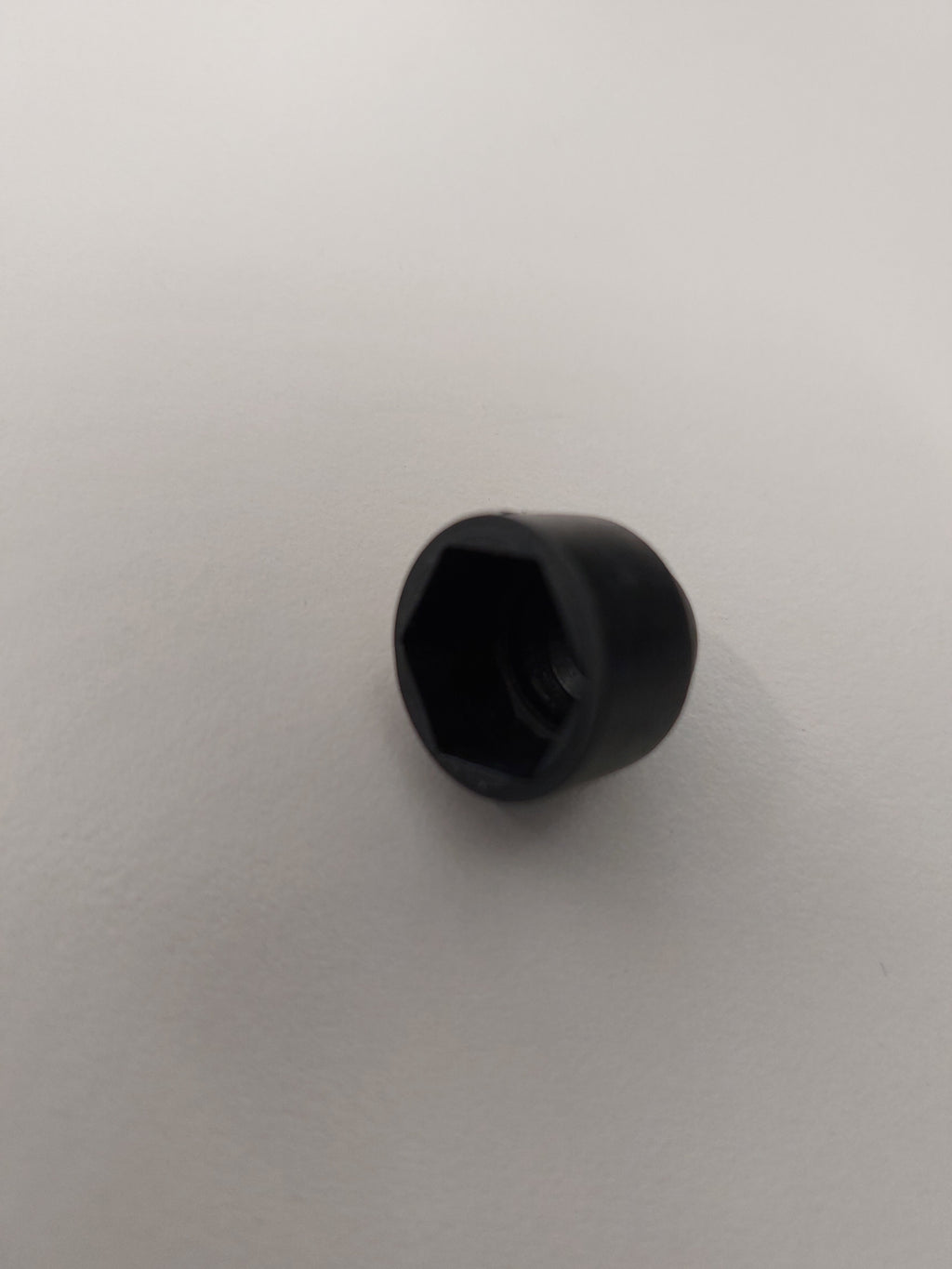 Cover cap for M8 hex nut, for model 4x5m, fits for frame in RAL 9010, plastic black, outer ø 16 mm, length 15 mm, fits for SCHATTELLO.